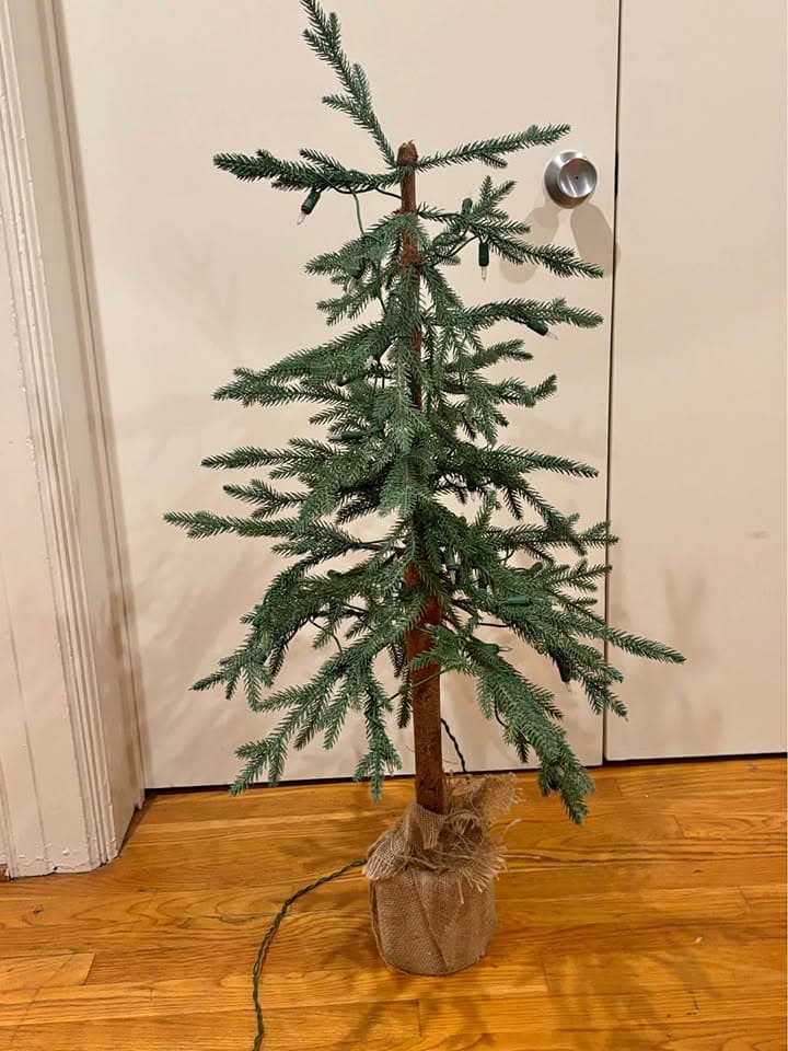 Prelit west win Christmas tree (small)